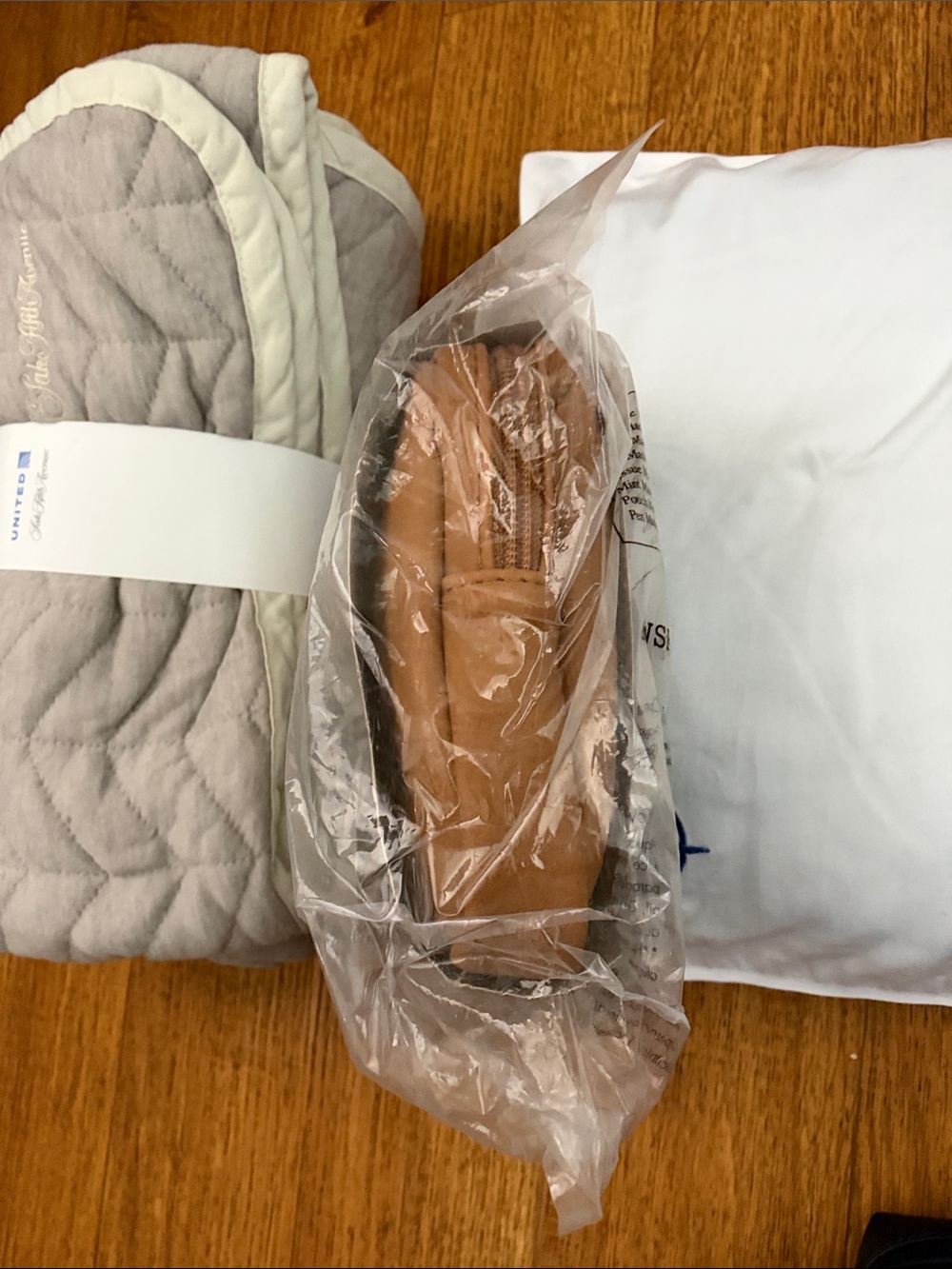 UNITED AIRLINES SAKS FIFTH AVENUE BLANKET MEMORY FOAM PILLOW 100 YEARS COWSHED X - Picture 7 of 10